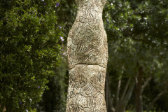 Mujerdepieconlacabezaenunanube01