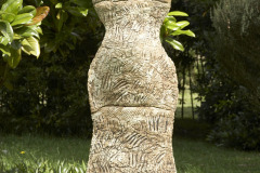 Mujerdepieconlacabezaenunanube02